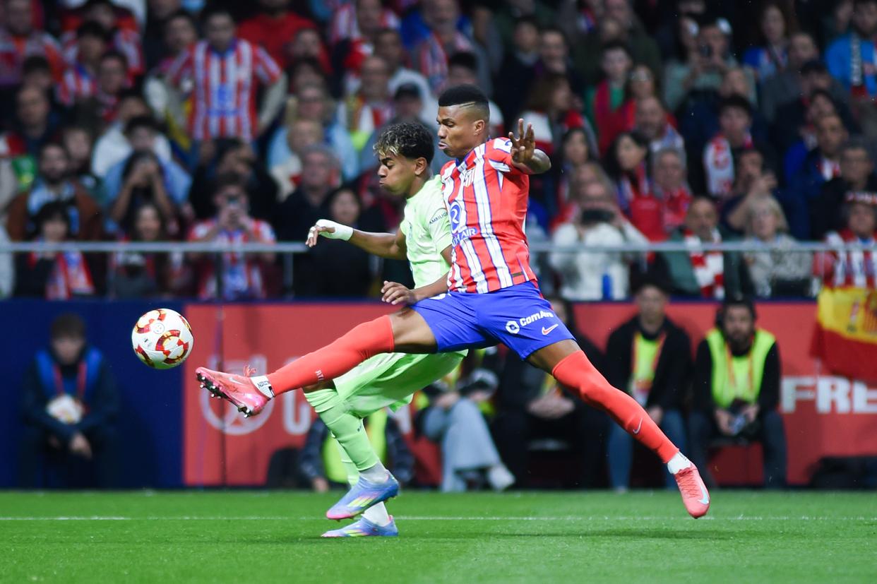 包含西班牙队战胜对手晋级，球员状态火热表现抢眼的词条