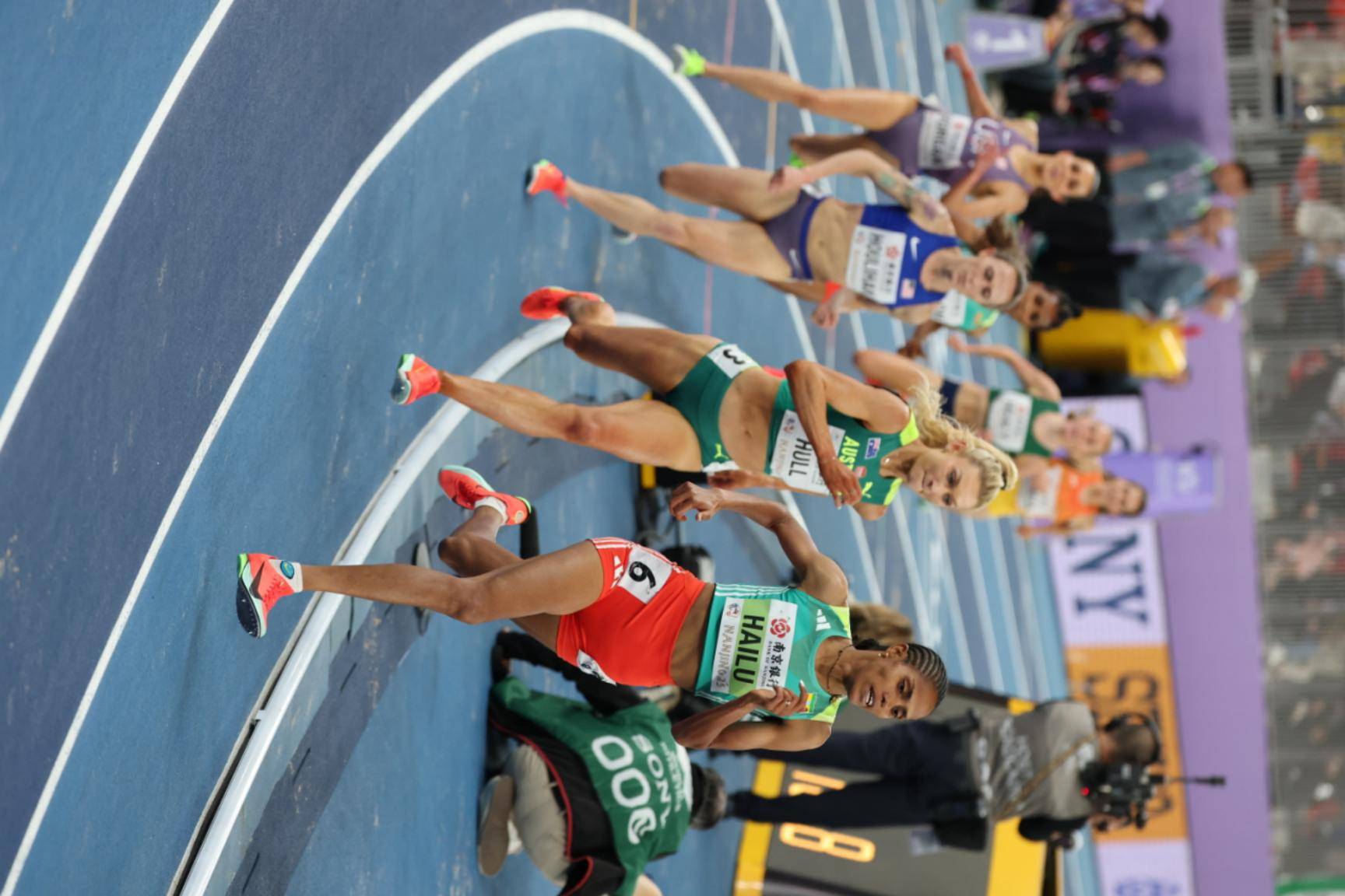 田径比赛瞬息万变，选手们拼搏争夺金银铜