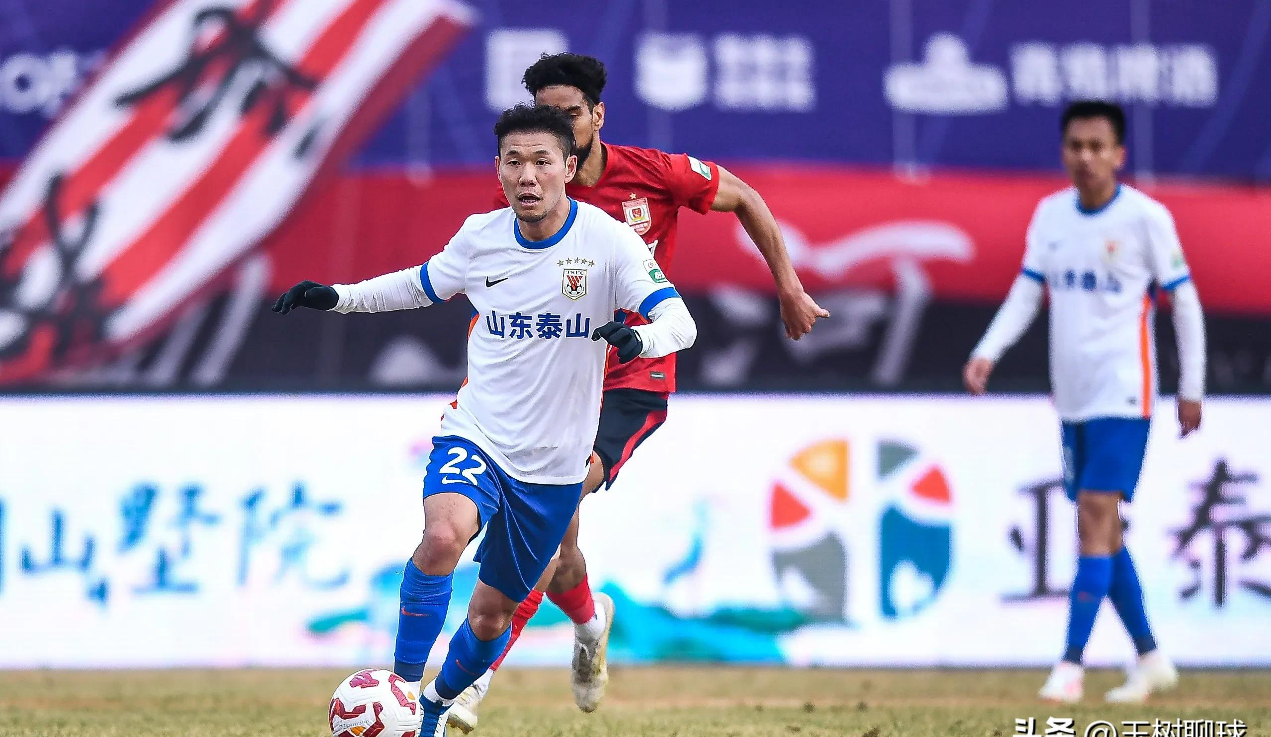 国内联赛争夺激烈，球队实力逐渐显现