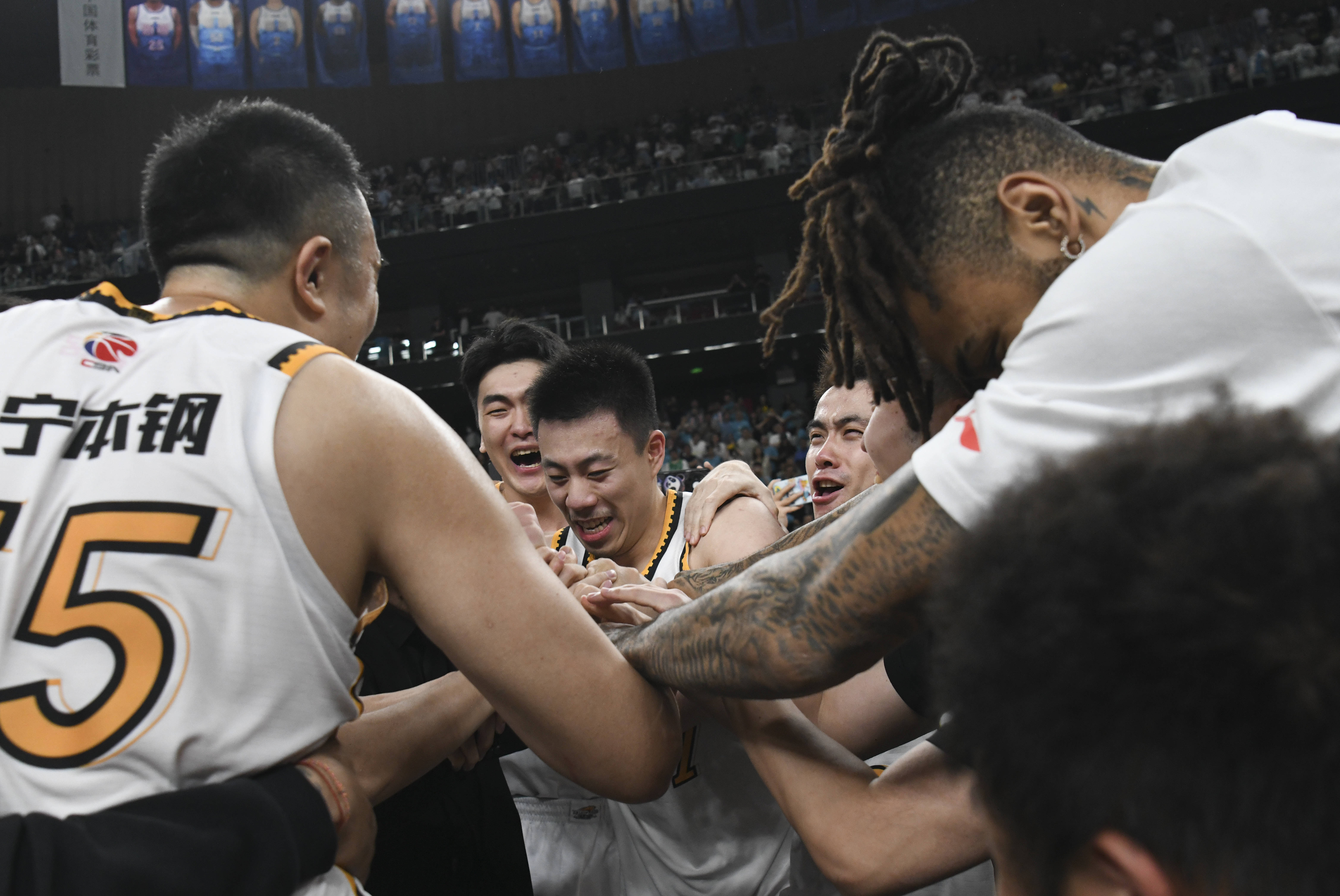 -辽宁男篮强势击败对手，坚守榜首位置展现出统治地位的简单介绍