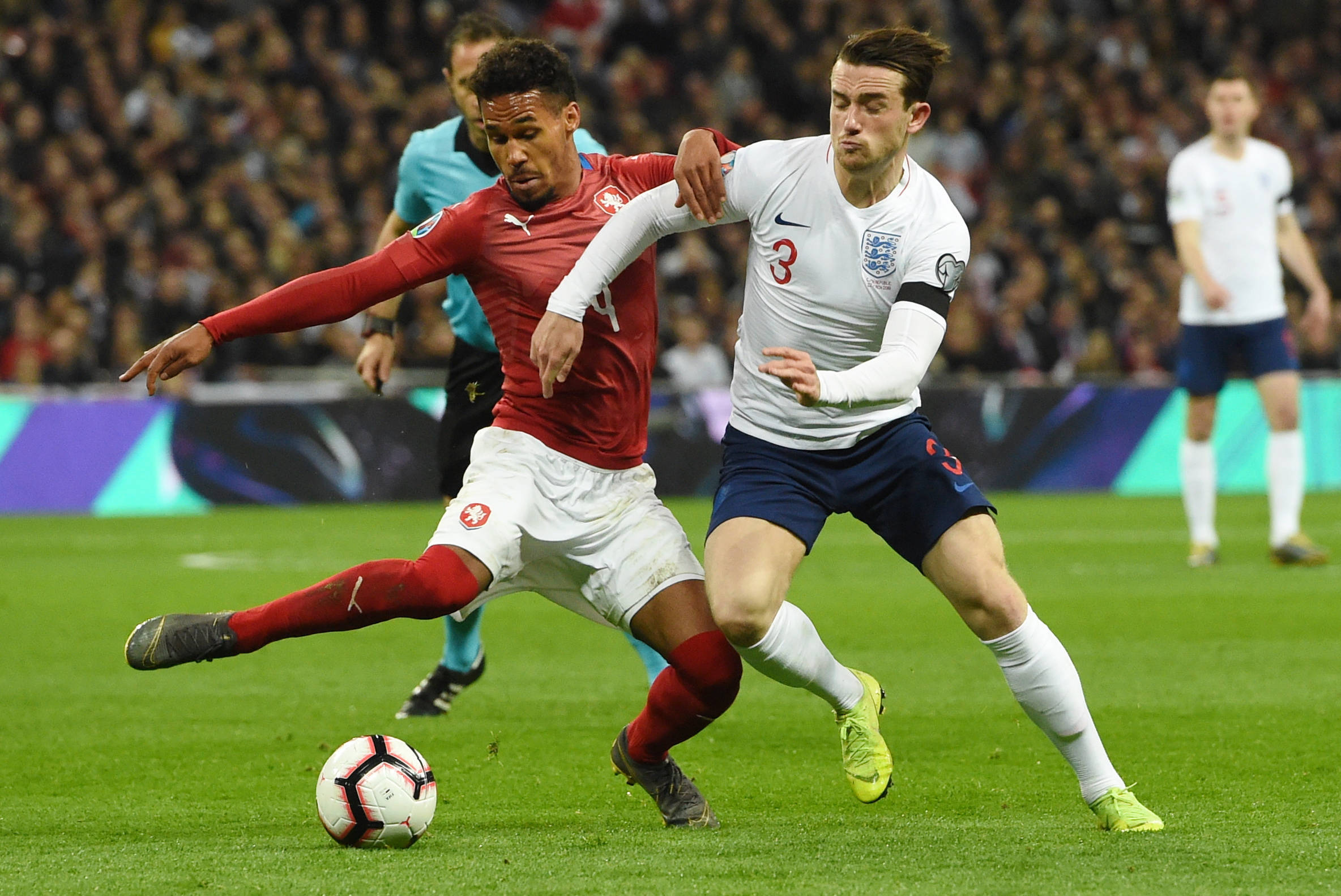 欧洲足球赛事精彩不断，球队实力悬殊！