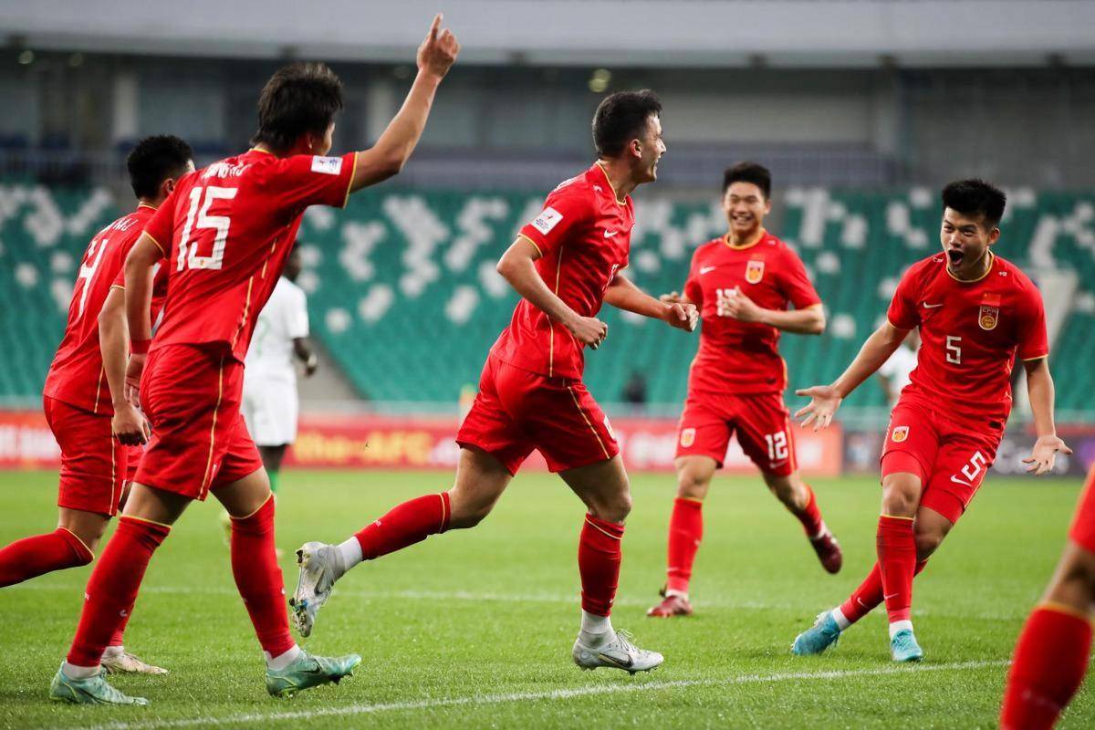 -中国男足与伊朗举行热身赛郑智领衔首发阵容