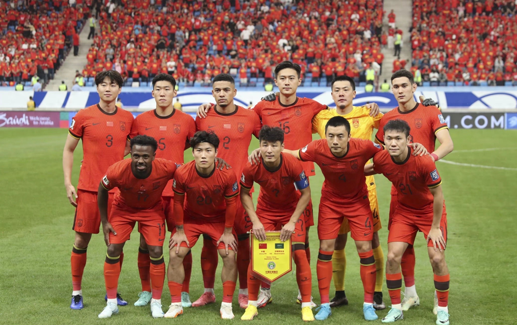 中国男足与伊朗举行热身赛郑智领衔首发阵容