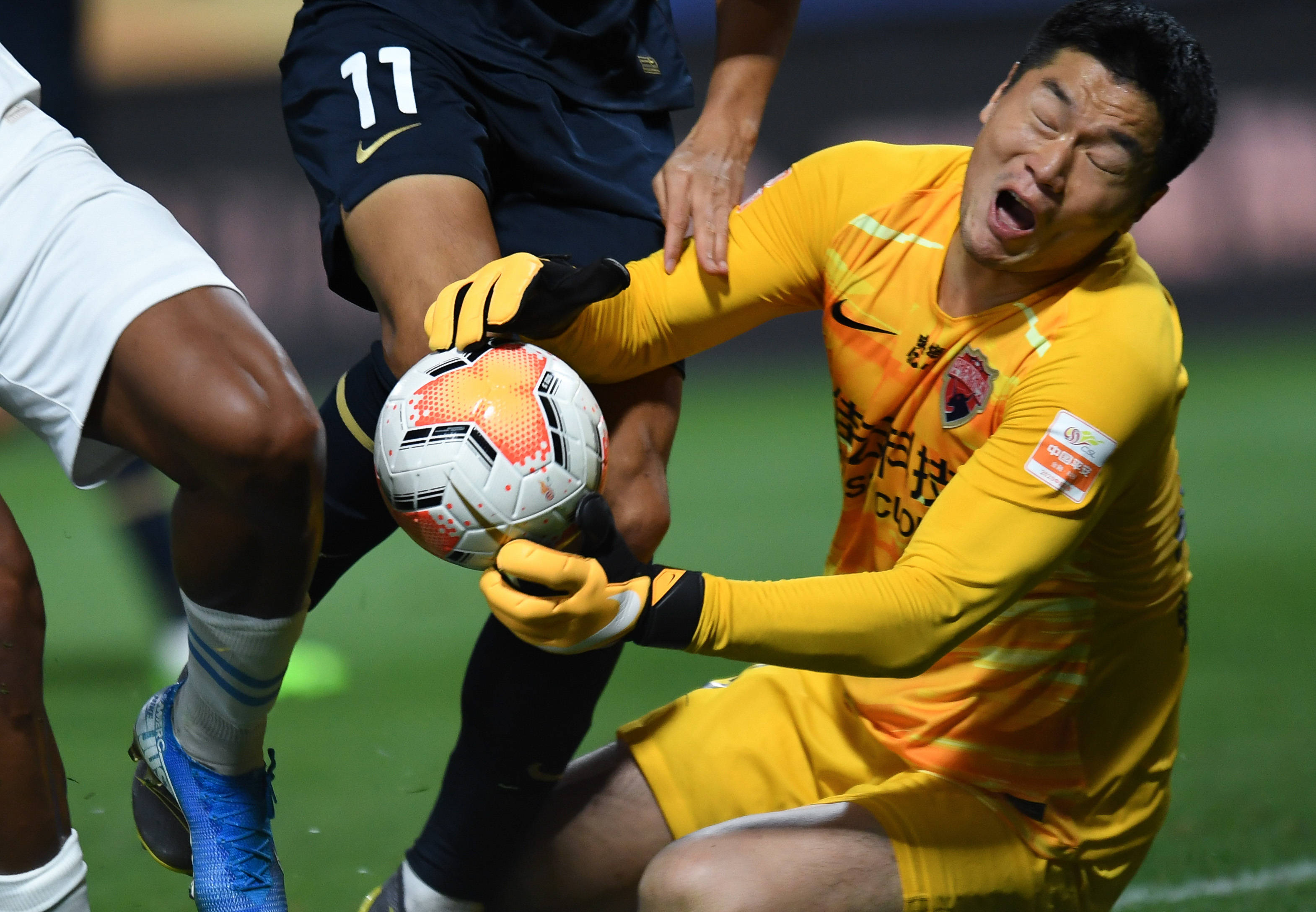 DB彩票入口-广州恒大绝杀点球战胜深圳佳兆业，豪取中超三连胜！