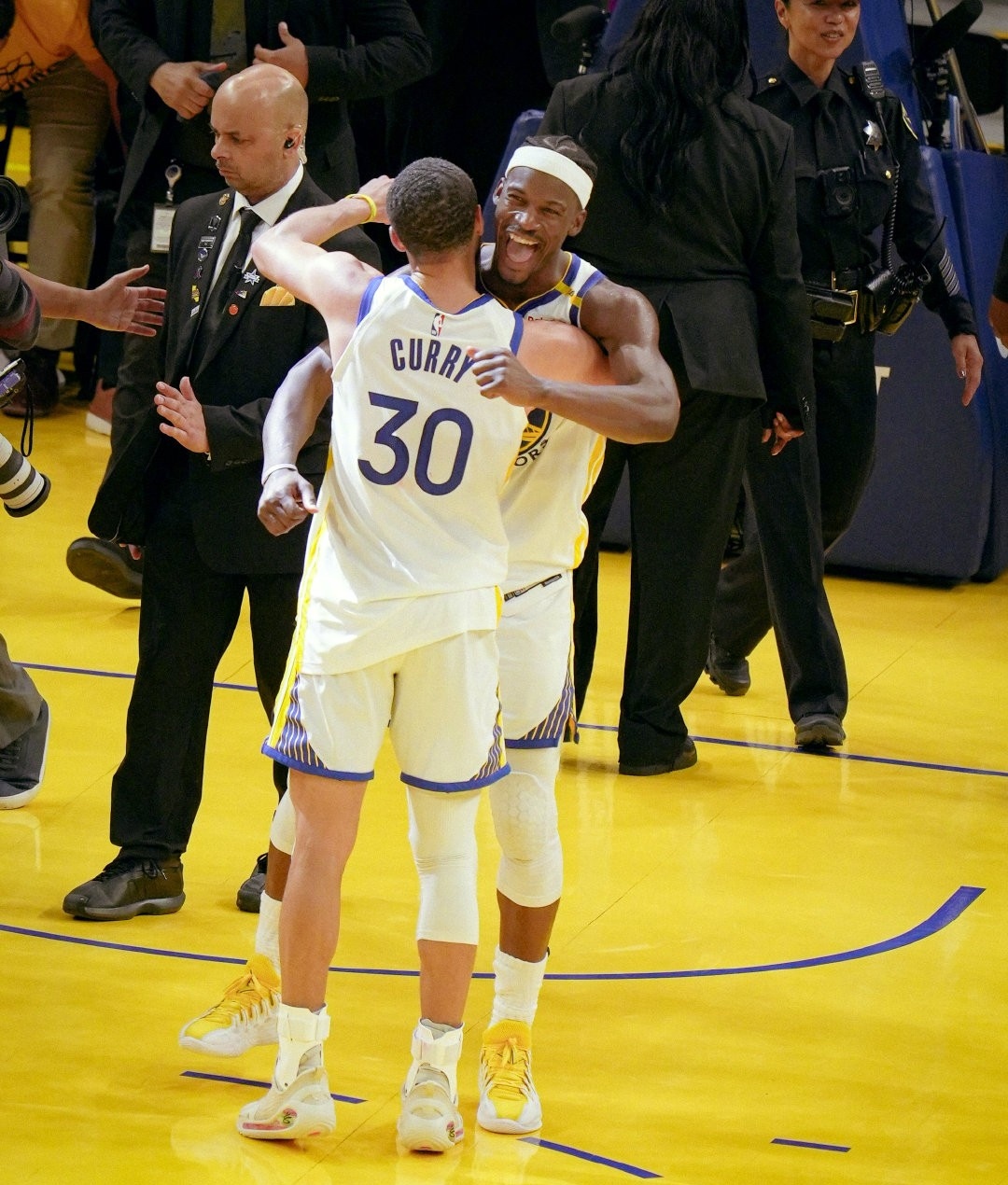 勇士击败灰熊，延续胜利势头